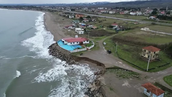 Sakarya'da korkutan olay: Deniz 50 metre içeri girdi